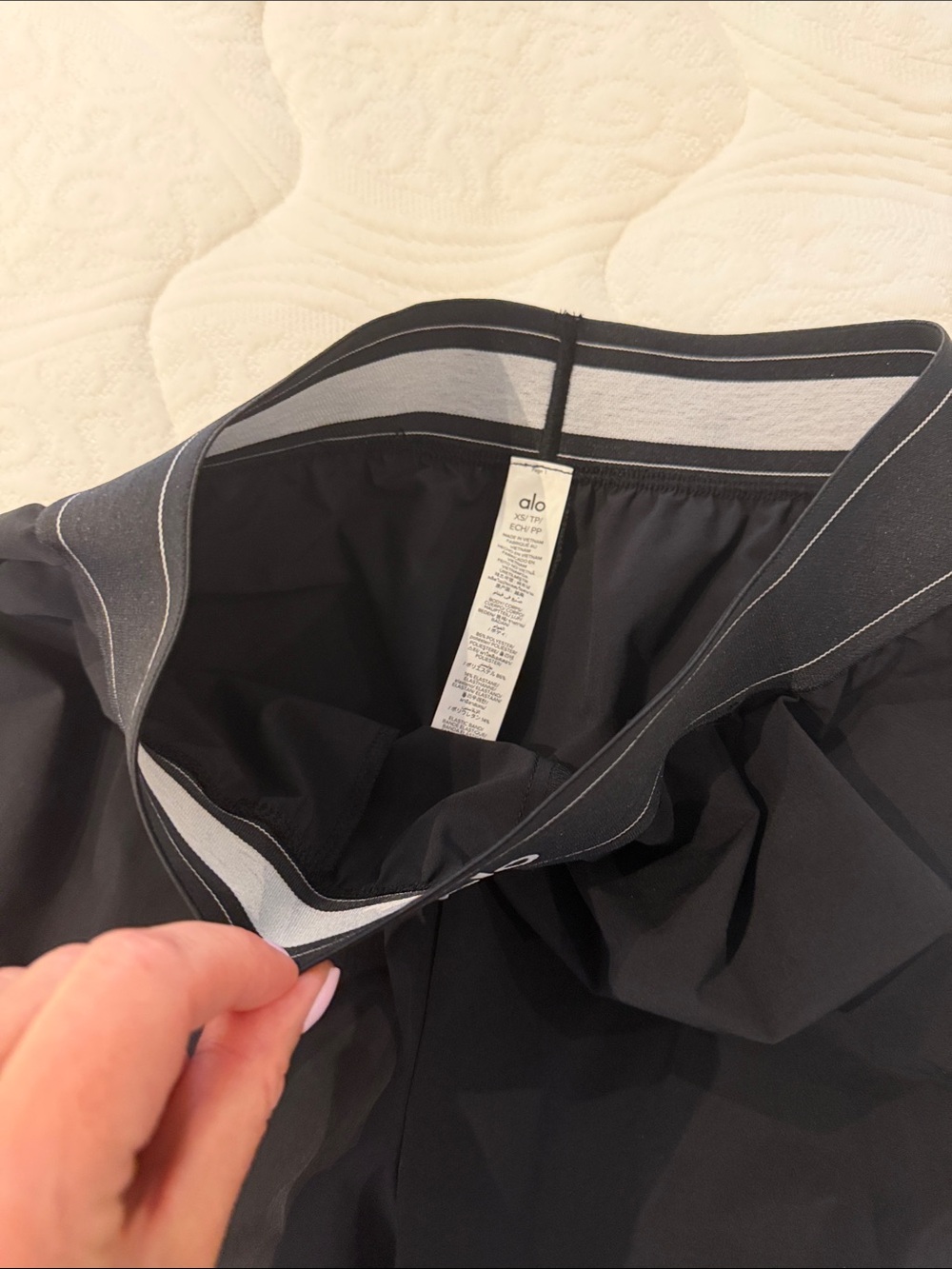 ALO Yoga Wide Leg High-Rise (Long) Pants in Black - Picture 4 of 7